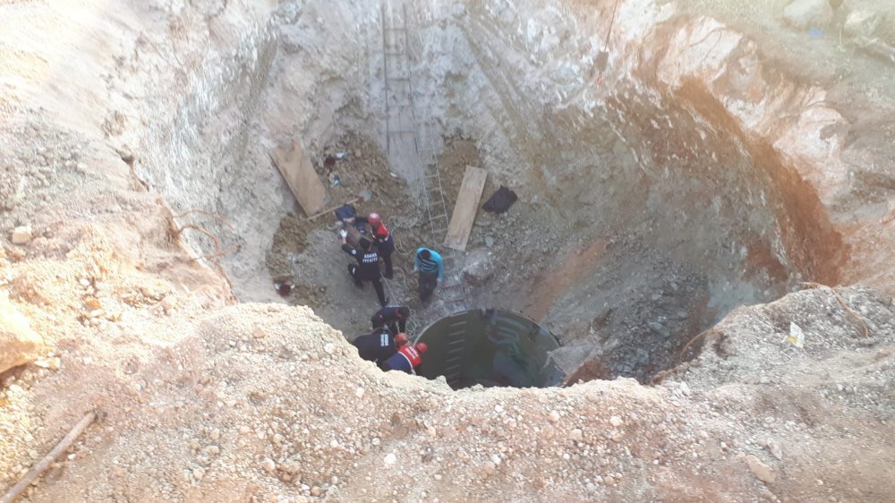 Adana'da kuyu çöktü, 2 işçi toprak altında kaldı