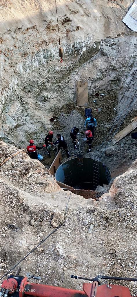Adana'da kuyu çöktü, 2 işçi toprak altında kaldı