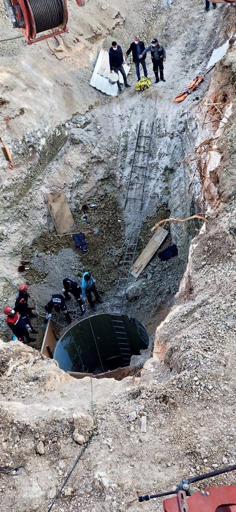 Adana'da kuyu çöktü, 2 işçi toprak altında kaldı