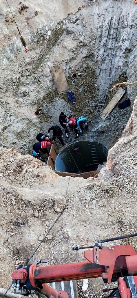 Adana'da kuyu çöktü, 2 işçi toprak altında kaldı