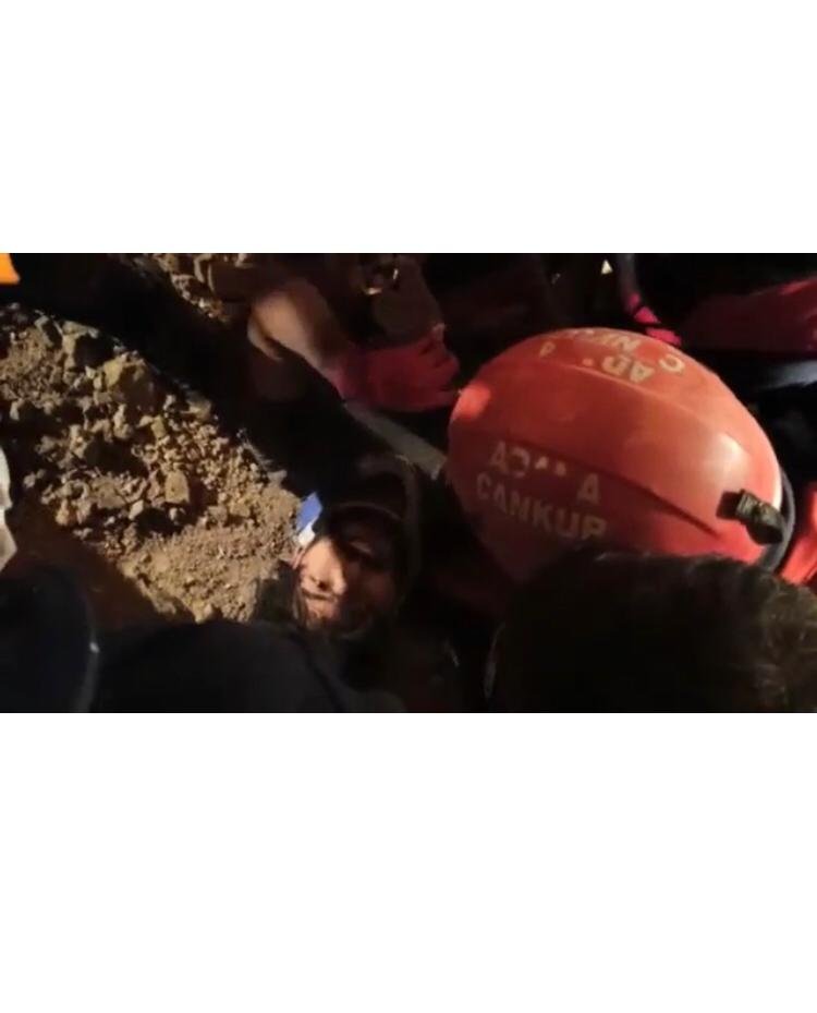 Adana'da kuyu çöktü, 2 işçi toprak altında kaldı