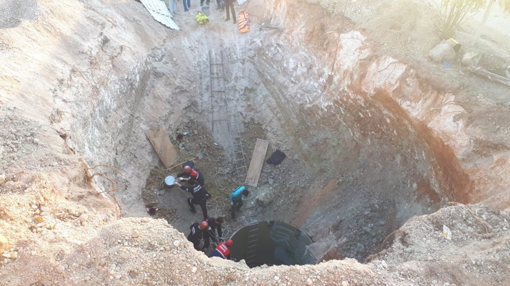 Adana'da kuyu çöktü, 2 işçi toprak altında kaldı