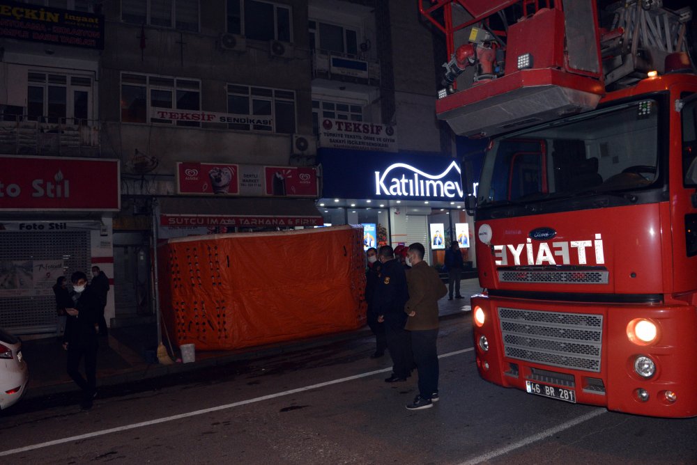 Ağabeyleriyle tartışınca pencereden yandaki boş daireye geçen kadını polis kurtardı
