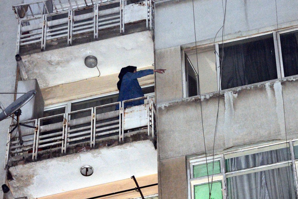 Ağabeyleriyle tartışınca pencereden yandaki boş daireye geçen kadını polis kurtardı