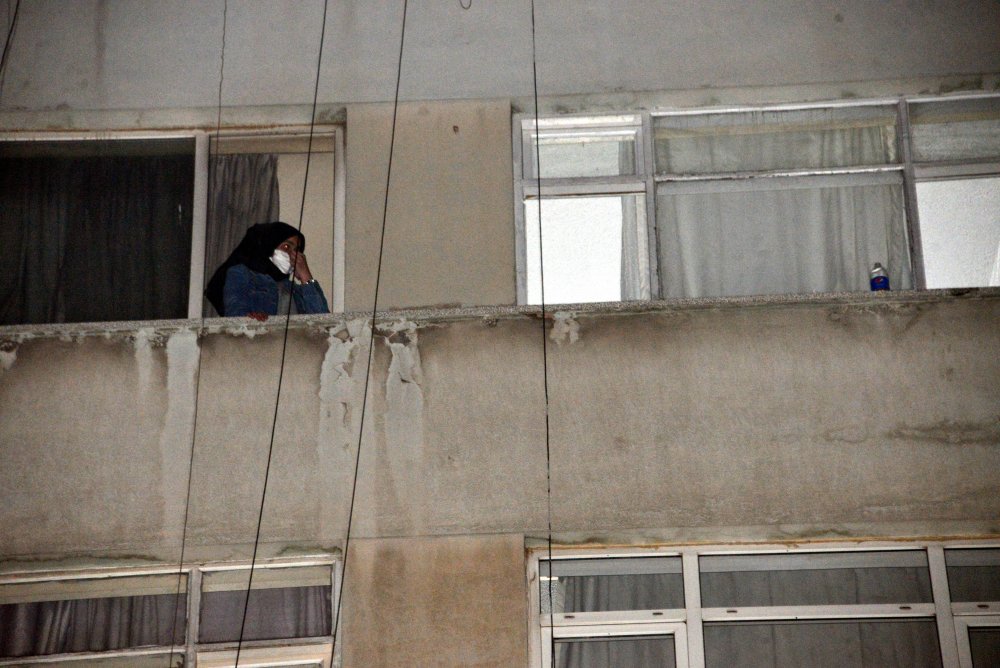 Ağabeyleriyle tartışınca pencereden yandaki boş daireye geçen kadını polis kurtardı