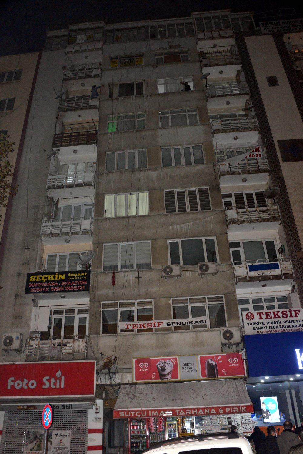 Ağabeyleriyle tartışınca pencereden yandaki boş daireye geçen kadını polis kurtardı