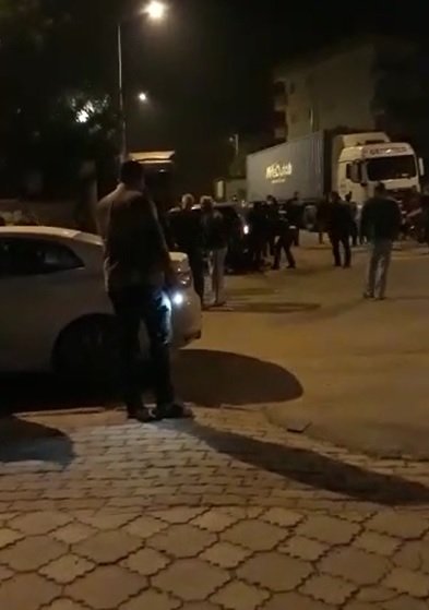 Alkollü sürücü duvara çarptı, kendisine yardım eden mahalleliye küfredince ortalık karıştı