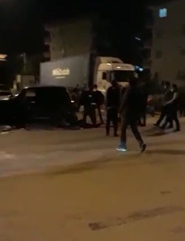 Alkollü sürücü duvara çarptı, kendisine yardım eden mahalleliye küfredince ortalık karıştı