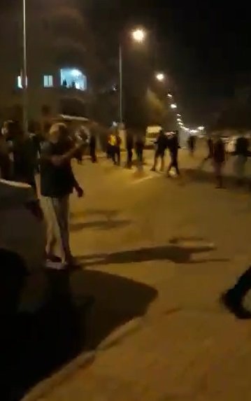 Alkollü sürücü duvara çarptı, kendisine yardım eden mahalleliye küfredince ortalık karıştı