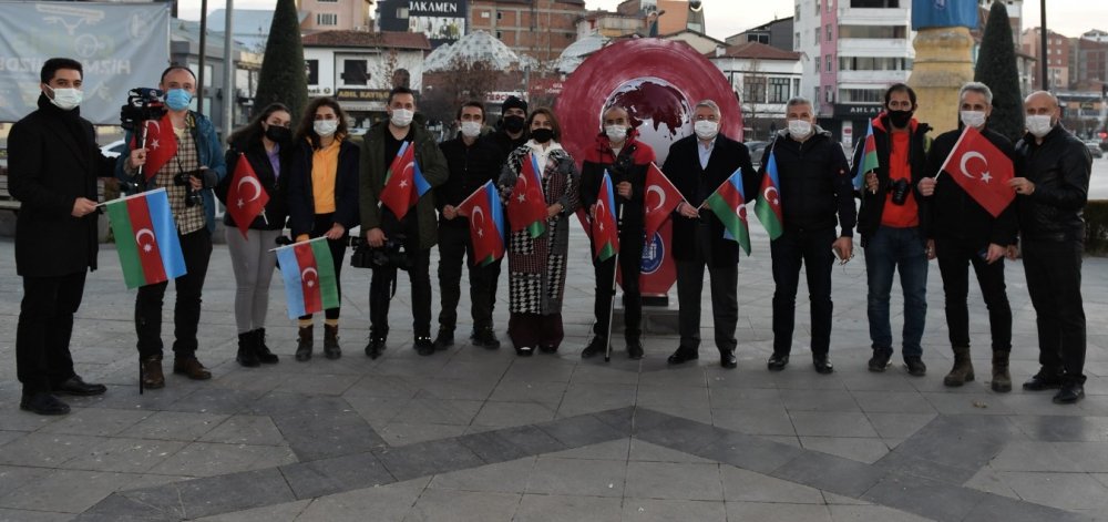 Azerbaycanlı sanatçı Azerin, Çorum'da 'Çırpınırdı Karadeniz'i okudu