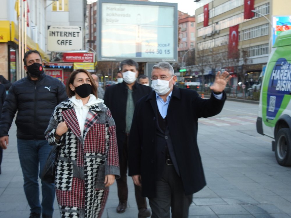 Azerbaycanlı sanatçı Azerin, Çorum'da 'Çırpınırdı Karadeniz'i okudu