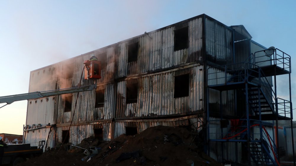 Burdur'da, cezaevi inşaatında işçilerin kaldığı konteynerde yangın çıktı