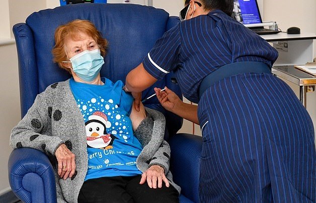 Dünyada ilk uygulanan Covid-19 aşısının şişesi ve şırıngası müzeye konuldu