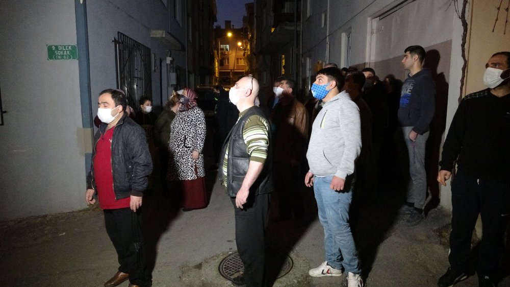 Evde çıkan yangında yaşlı kadın mahsur kaldı, oğlu dumandan etkilendi