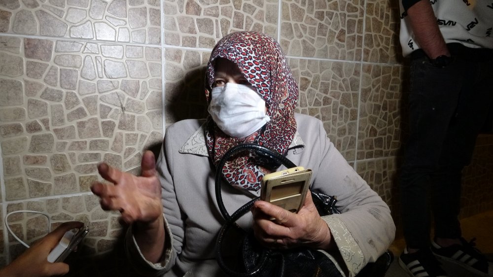 Evde çıkan yangında yaşlı kadın mahsur kaldı, oğlu dumandan etkilendi