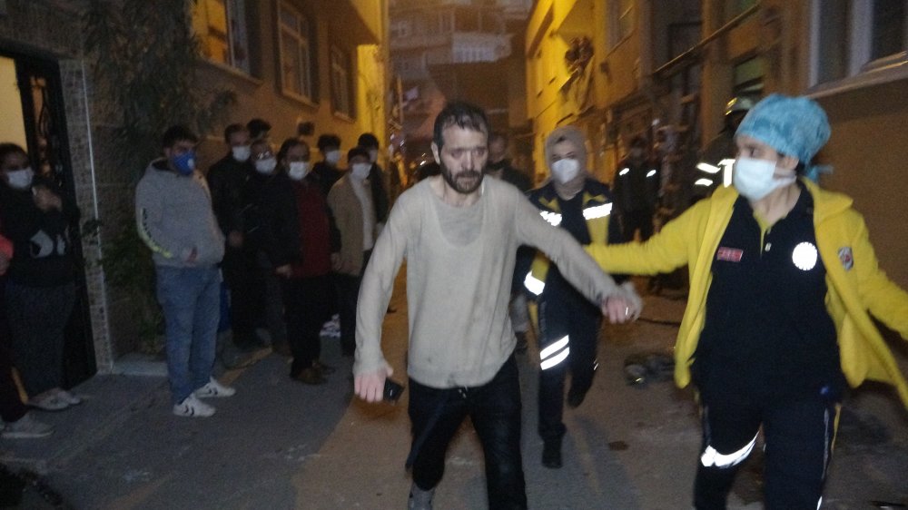 Evde çıkan yangında yaşlı kadın mahsur kaldı, oğlu dumandan etkilendi