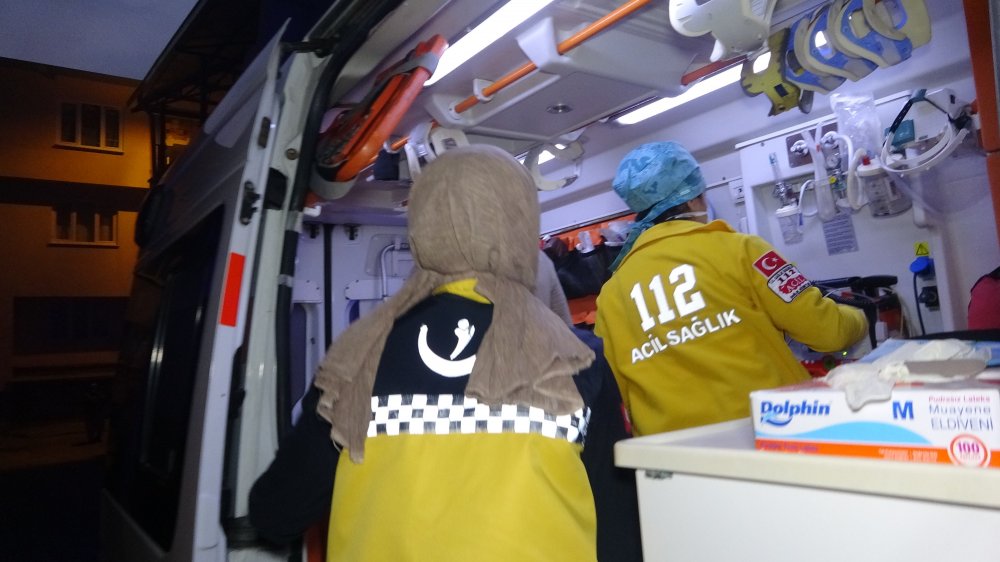 Evde çıkan yangında yaşlı kadın mahsur kaldı, oğlu dumandan etkilendi