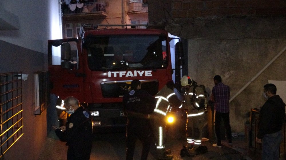 Evde çıkan yangında yaşlı kadın mahsur kaldı, oğlu dumandan etkilendi