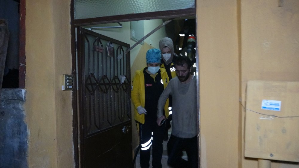 Evde çıkan yangında yaşlı kadın mahsur kaldı, oğlu dumandan etkilendi