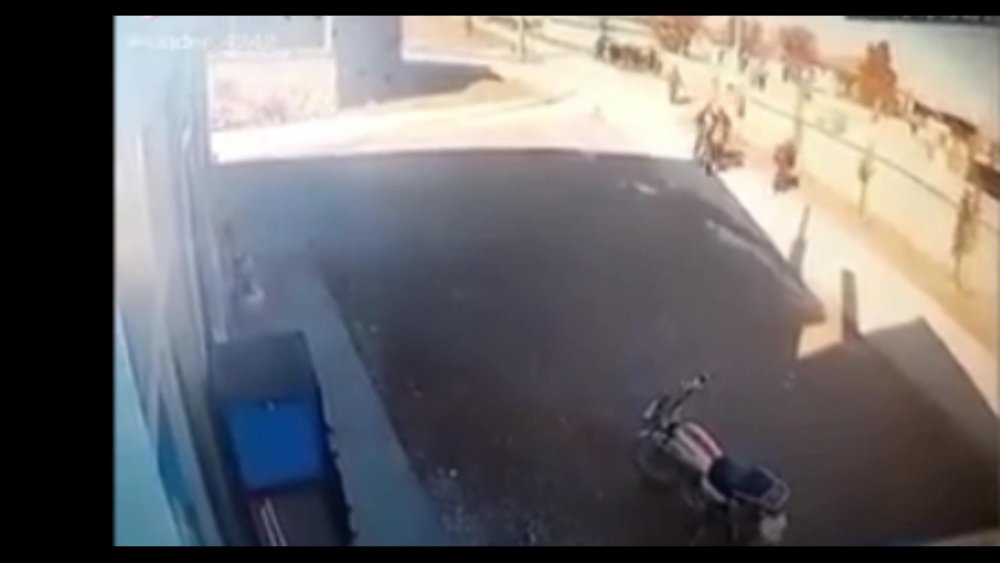 Kısıtlamada meydanda toplananların, jandarmayı görünce kaçtığı anlar kamerada
