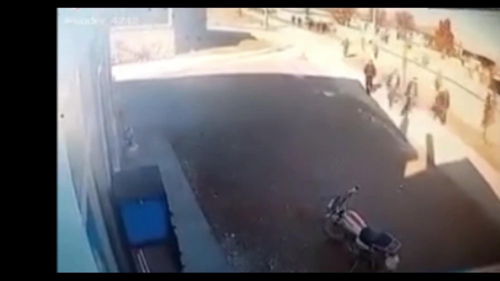 Kısıtlamada meydanda toplananların, jandarmayı görünce kaçtığı anlar kamerada