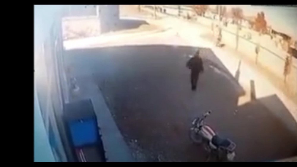 Kısıtlamada meydanda toplananların, jandarmayı görünce kaçtığı anlar kamerada