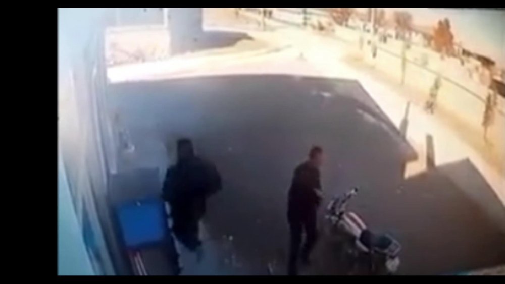 Kısıtlamada meydanda toplananların, jandarmayı görünce kaçtığı anlar kamerada