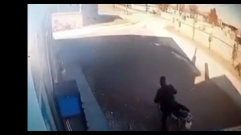 Kısıtlamada meydanda toplananların, jandarmayı görünce kaçtığı anlar kamerada