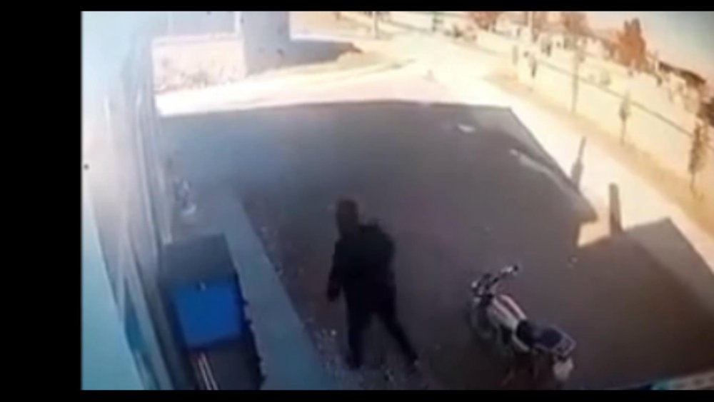 Kısıtlamada meydanda toplananların, jandarmayı görünce kaçtığı anlar kamerada