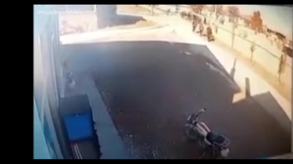 Kısıtlamada meydanda toplananların, jandarmayı görünce kaçtığı anlar kamerada