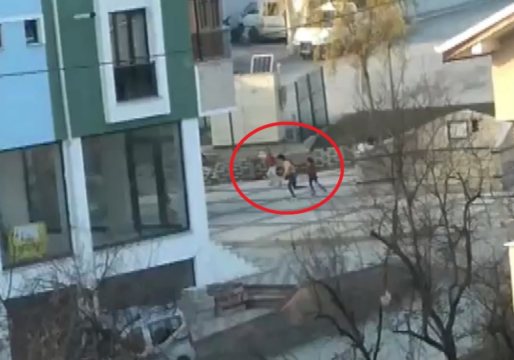 Kısıtlamada sokakta oynayan çocukların polisten kaçma anı kamerada