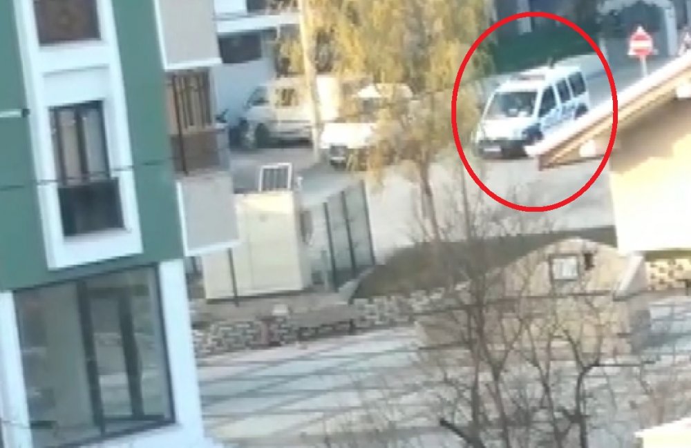 Kısıtlamada sokakta oynayan çocukların polisten kaçma anı kamerada