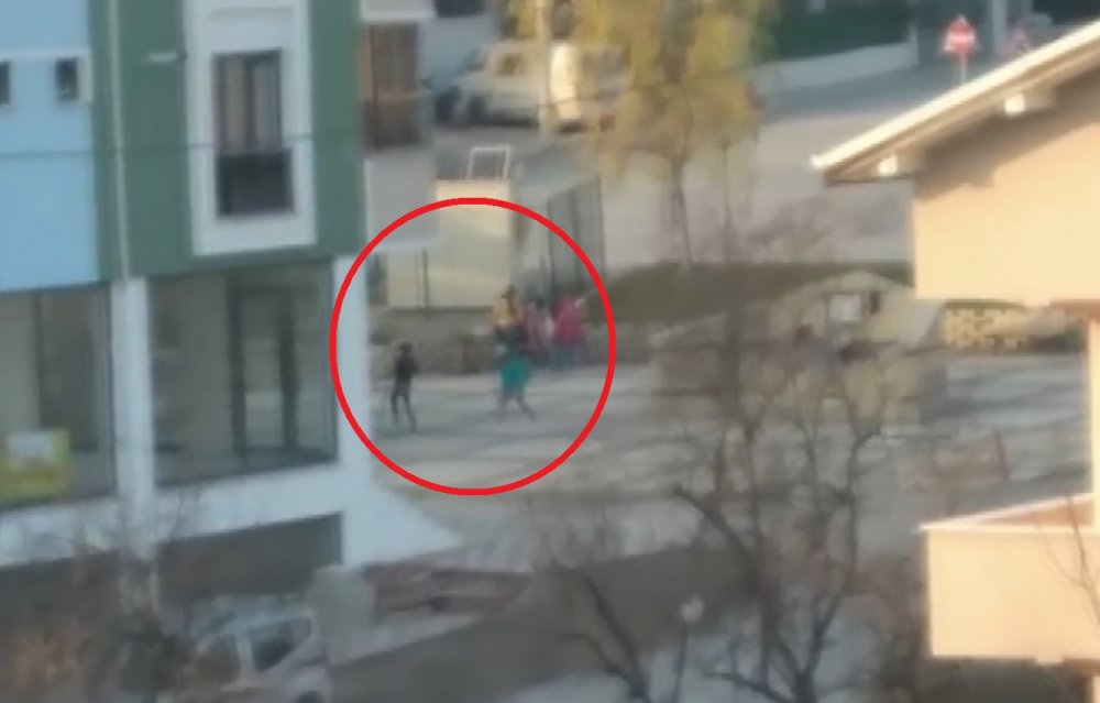Kısıtlamada sokakta oynayan çocukların polisten kaçma anı kamerada