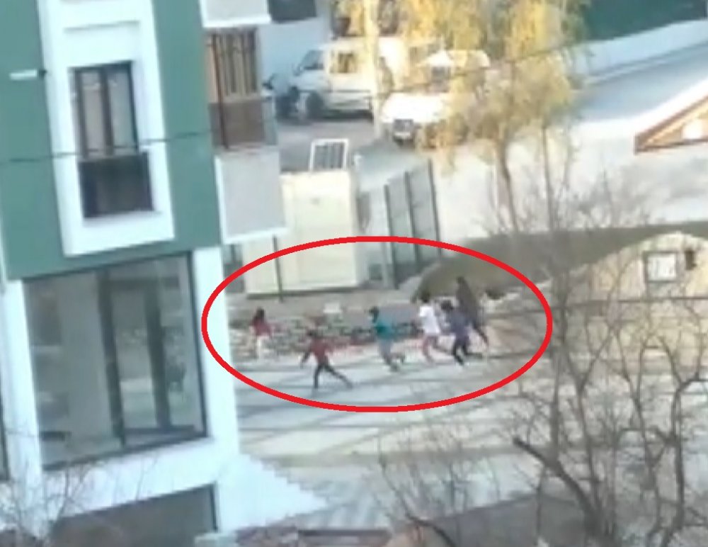 Kısıtlamada sokakta oynayan çocukların polisten kaçma anı kamerada