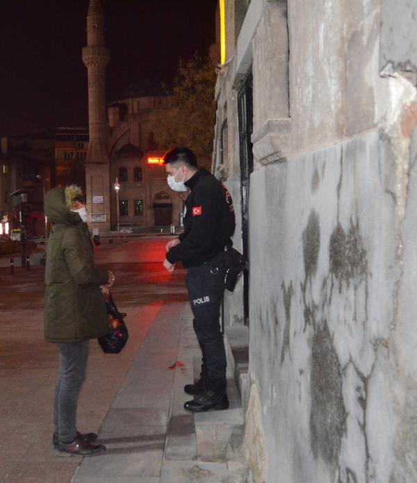 Köyden gelen vatandaşı, polis evine götürdü