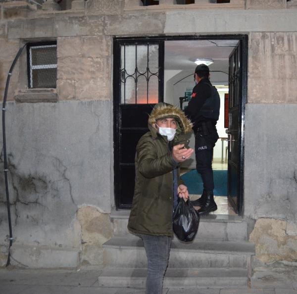Köyden gelen vatandaşı, polis evine götürdü