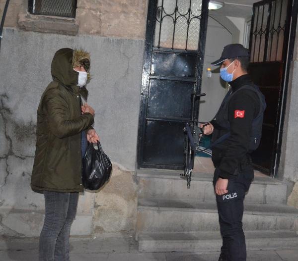 Köyden gelen vatandaşı, polis evine götürdü