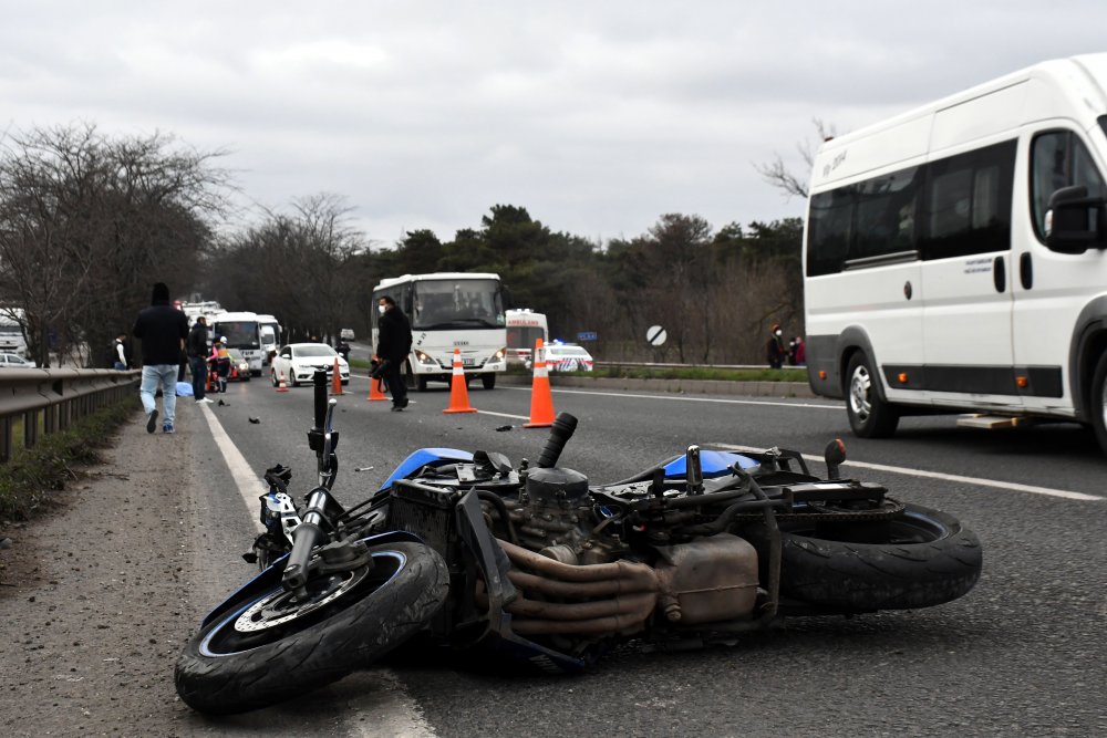 Önce yayaya, ardından motosikletten düşüp bariyere çarpan sürücü öldü