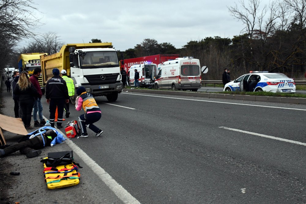 Önce yayaya, ardından motosikletten düşüp bariyere çarpan sürücü öldü