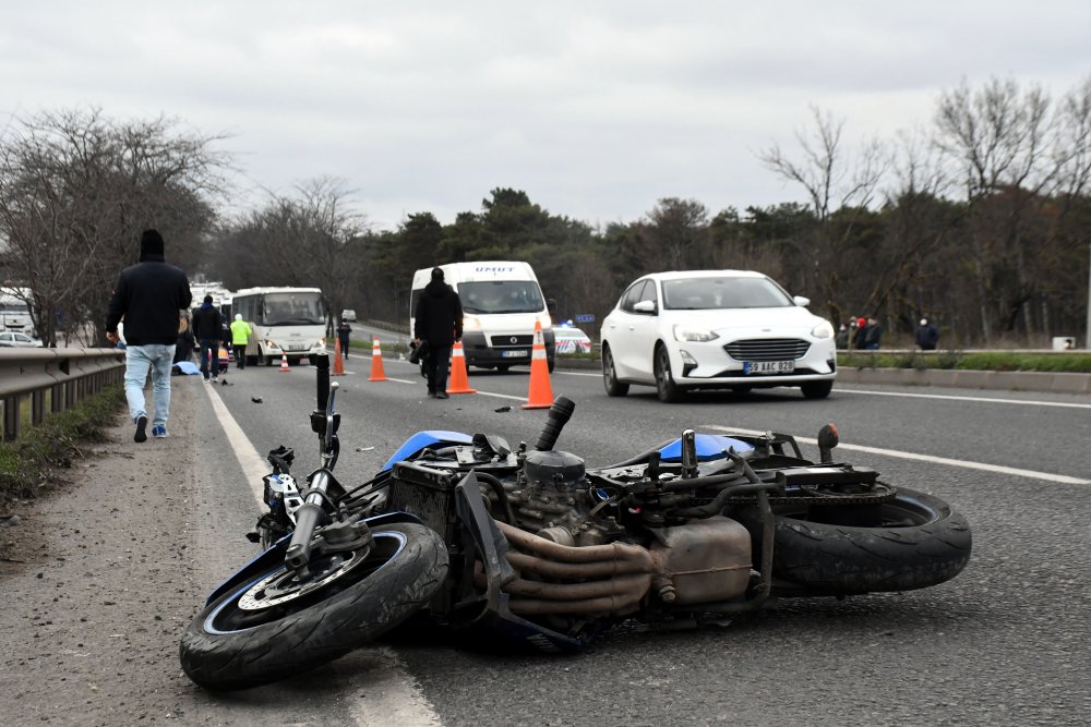 Önce yayaya, ardından motosikletten düşüp bariyere çarpan sürücü öldü
