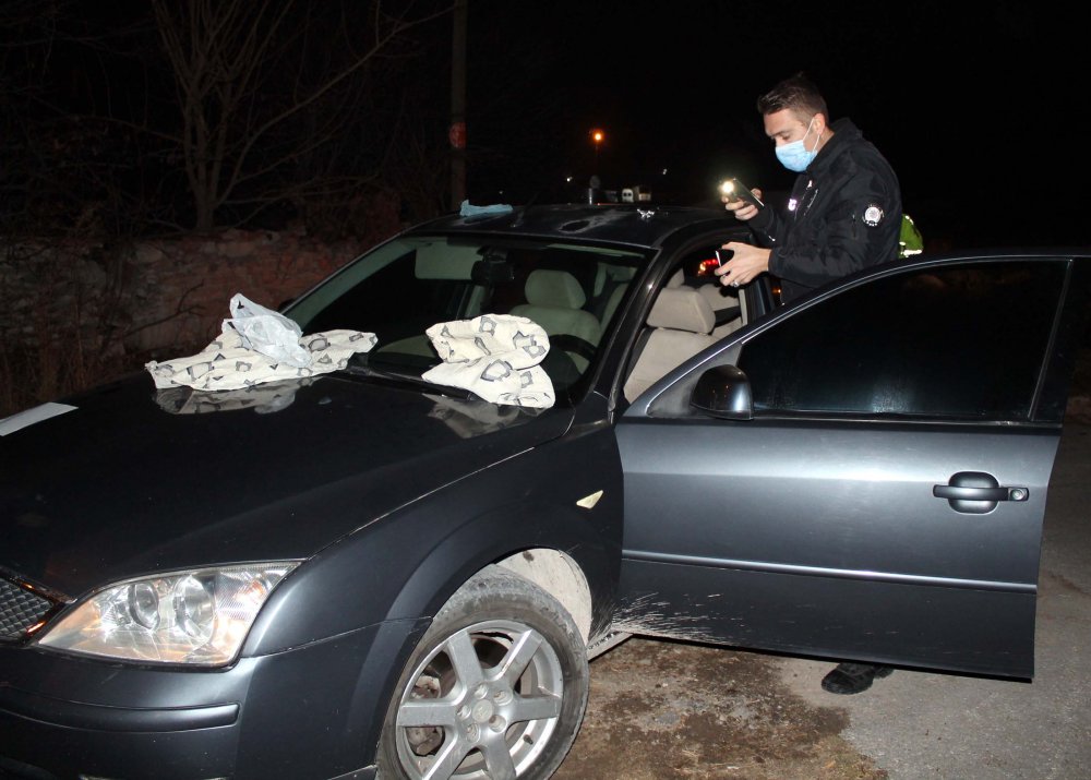 Polisin 'dur' ihtarına uymayan otomobilde uyuşturucu ele geçirildi: 4 gözaltı