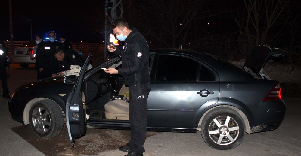Polisin 'dur' ihtarına uymayan otomobilde uyuşturucu ele geçirildi: 4 gözaltı