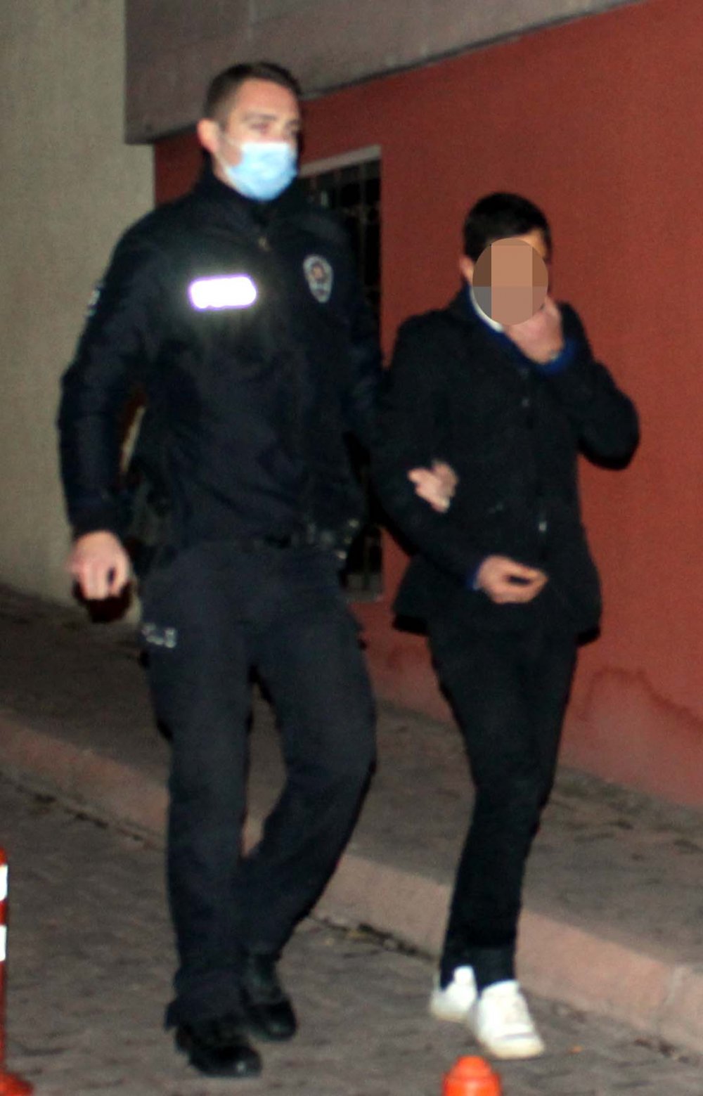 Polisin 'dur' ihtarına uymayan otomobilde uyuşturucu ele geçirildi: 4 gözaltı