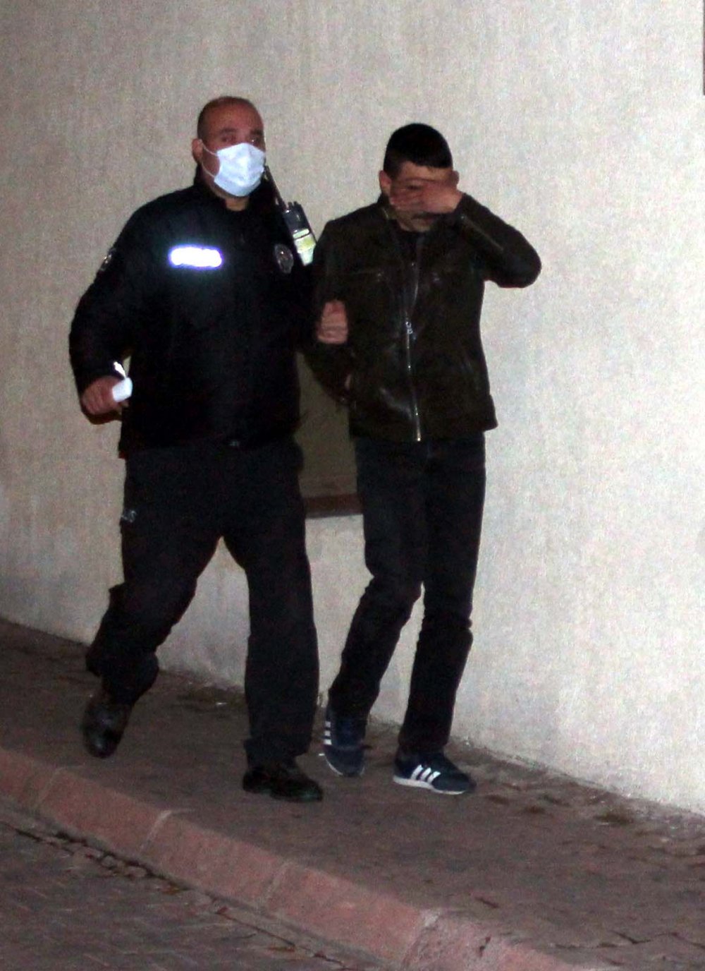 Polisin 'dur' ihtarına uymayan otomobilde uyuşturucu ele geçirildi: 4 gözaltı