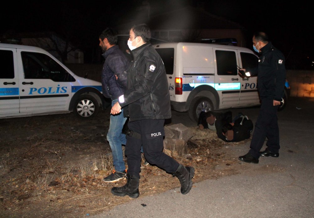 Polisin 'dur' ihtarına uymayan otomobilde uyuşturucu ele geçirildi: 4 gözaltı