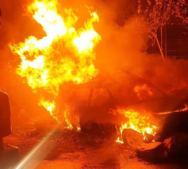 Silivri'de park halindeki otomobil alevlere teslim oldu