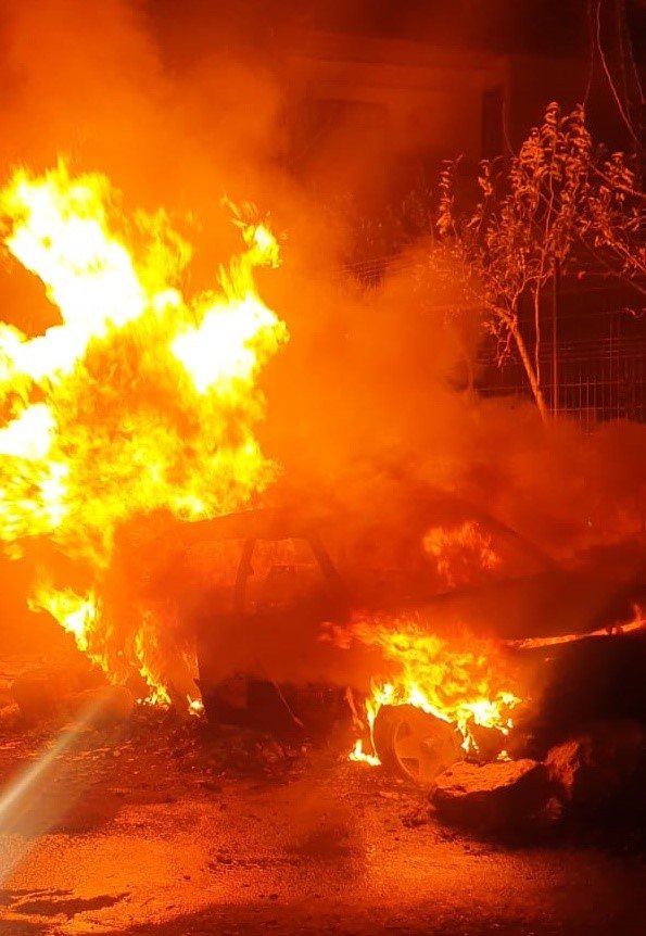 Silivri'de park halindeki otomobil alevlere teslim oldu