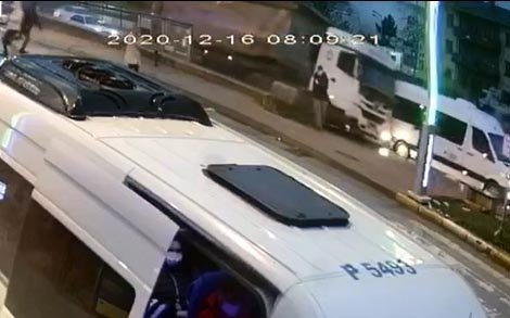 Tırın servis araçlarına ve durağa çarpma anı güvenlik kamerasına yansıdı