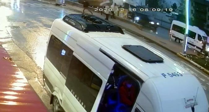 Tırın servis araçlarına ve durağa çarpma anı güvenlik kamerasına yansıdı
