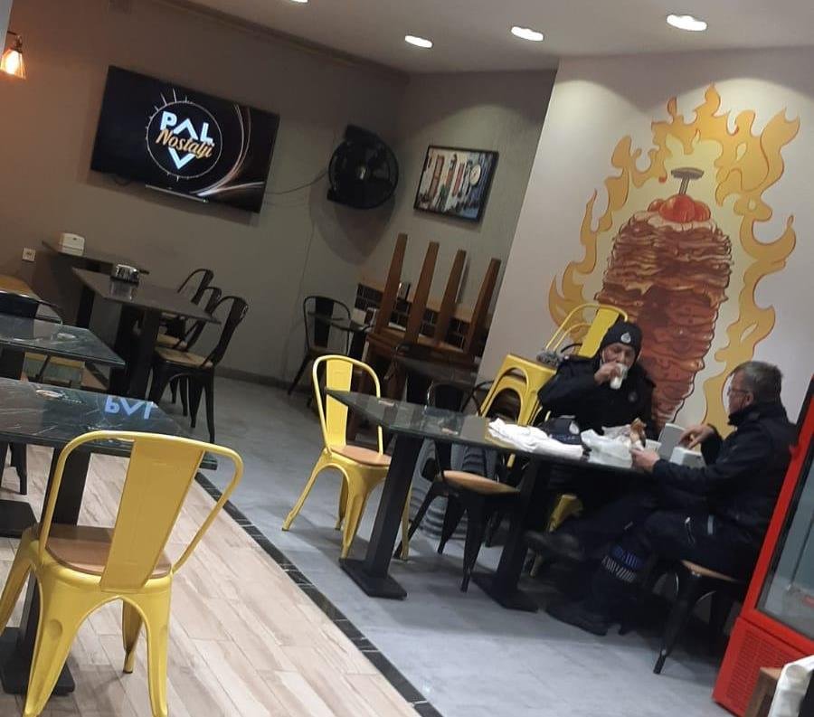 Zabıta memurları yasağa rağmen lokantada yemek yedi